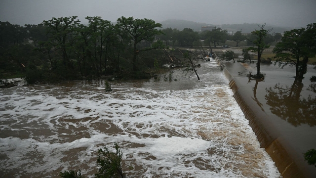 Suman 104 muertos por inundaciones en Texas; mantienen búsqueda