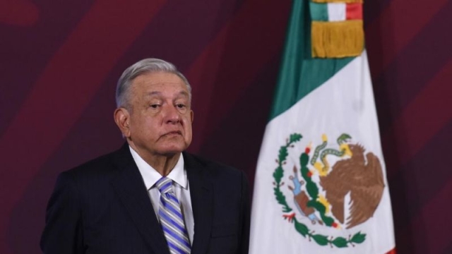 AMLO critica a la UNAM por no decidir qué pasará con título de Yasmín Esquivel