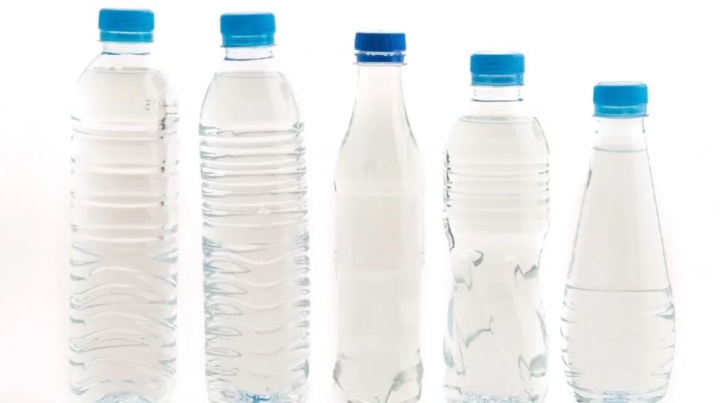 ¿Por qué no hay que rellenar las botellas de plástico con agua? Estos son los peligros
