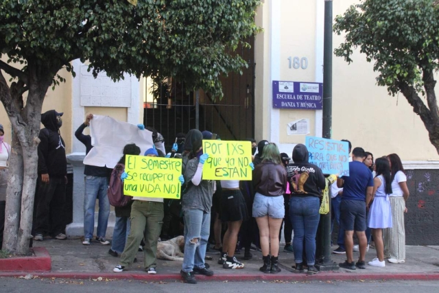 El movimiento parista amag&oacute; ayer con tomar la Escuela de Teatro, Danza y M&uacute;sica, en el Centro de Cuernavaca. Estudiantes acordaron di&aacute;logo con la direcci&oacute;n del plantel. 