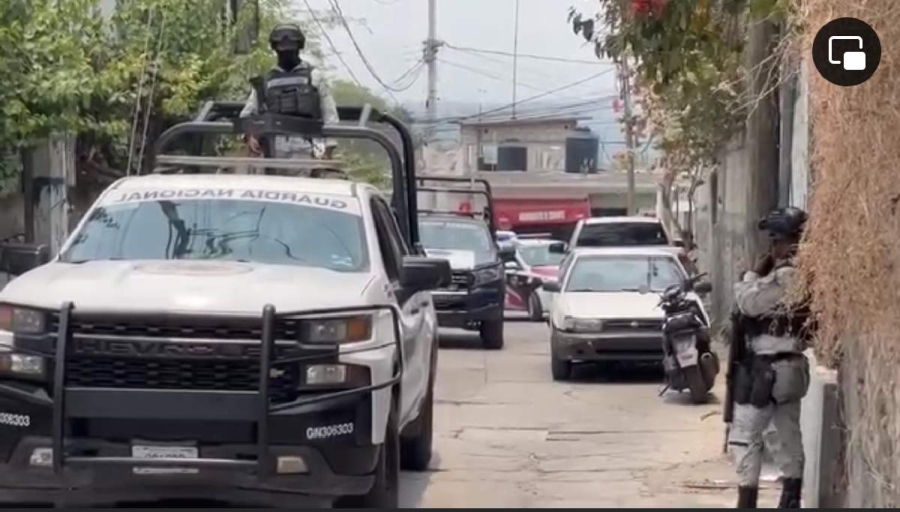 Policías y paramédicos acudieron al auxilio la mañana de este domingo en la calle Atarjea de la colonia La Cruz.  