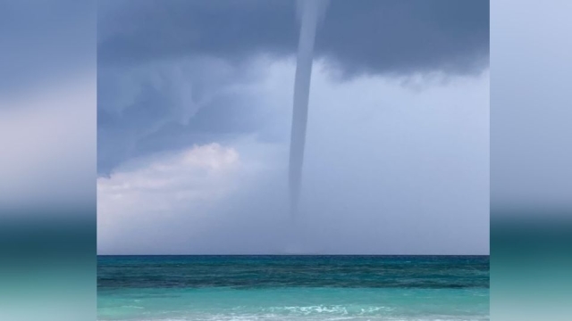 Captan tromba marina en Puerto Aventuras, Quintana Roo