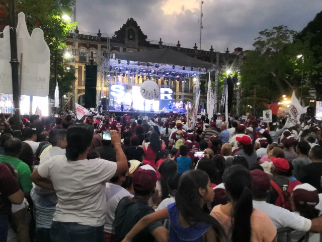 Lleno en plaza de armas y calles aledañas, a la espera de Claudia Sheinbaum y Margarita González