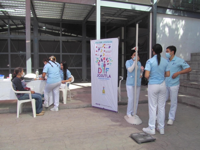 Con motivo del día del nutriólogo, se ofreció asesoría en el auditorio de Jojutla. El estudiante y encargado del área de nutrición del DIF, aseguró que no es necesario tener una posición acomodada para comer saludable. 