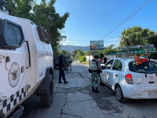 Elementos de la Guardia Nacional y policías resguardaron la escena del crimen.