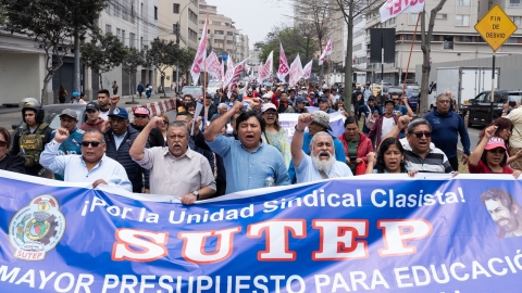 Maestros en Per&uacute; protestan por pensiones dignas y aumento salarial