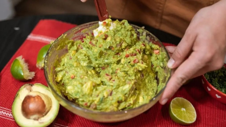 Receta para hacer un delicioso guacamole sin aguacate, ¡sabe como el de los tacos!