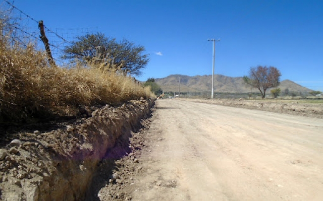 Dejan tres cadáveres en un camino de terracería