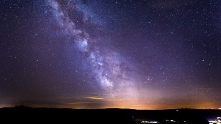 Descubren filamentos raros e inéditos en el centro de la Vía Láctea