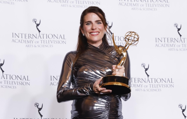 Karla Souza deslumbra en &#039;La Caída&#039; y gana un Emmy