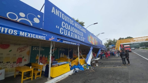 Uno de los autos terminó dentro de los negocios.