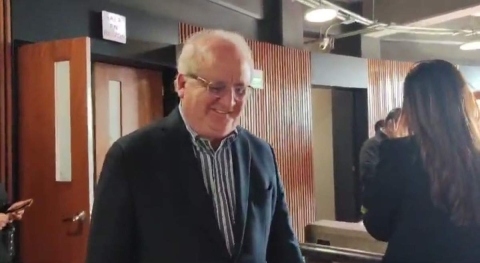 En la red social X, el exgobernador publicó una foto en su salida de la sala de juicio oral, con un mensaje. 