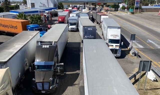 Agricultores de Michoacán levantan bloqueos en casetas por Día de Muertos