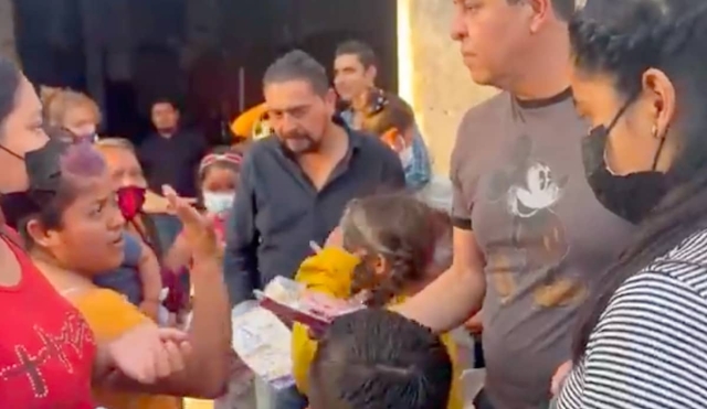 Con entrega de juguetes, autoridades de Jojutla celebran Día de Reyes