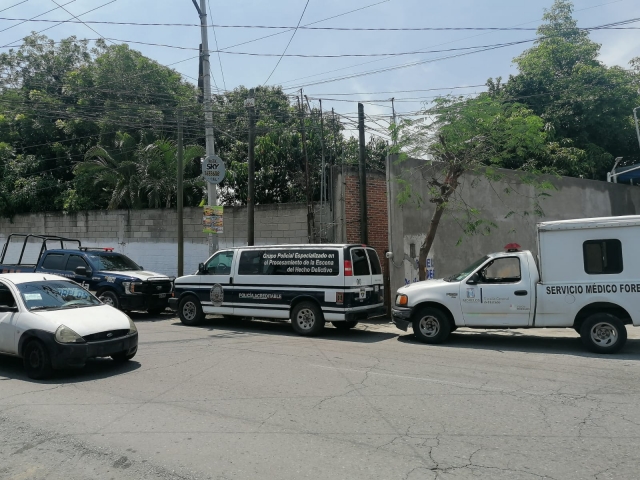 Hallan el cadáver de una mujer en un terreno baldío, en Temixco