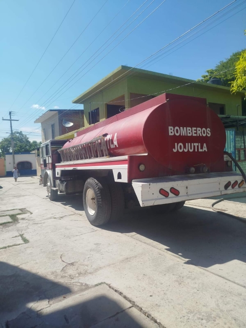 Las autoridades están paliando la situación aportando pipas de agua.