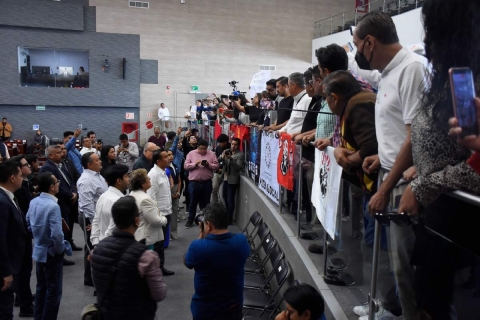 Diputados dialogaron con miembros de organizaciones sindicales que acudieron a la sesi&oacute;n legislativa de ayer.
