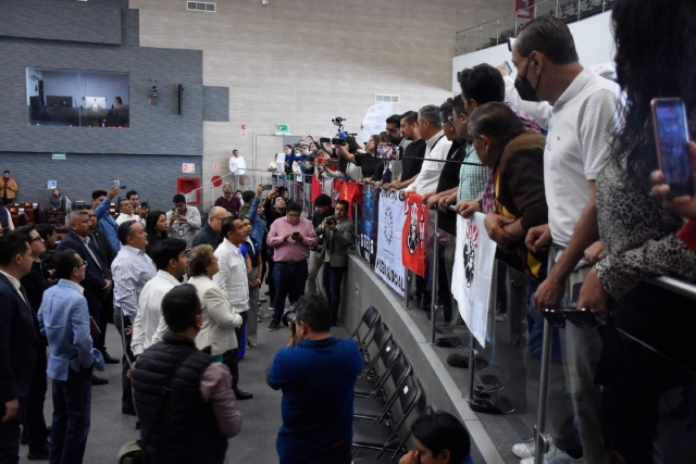Diputados dialogaron con miembros de organizaciones sindicales que acudieron a la sesi&oacute;n legislativa de ayer.