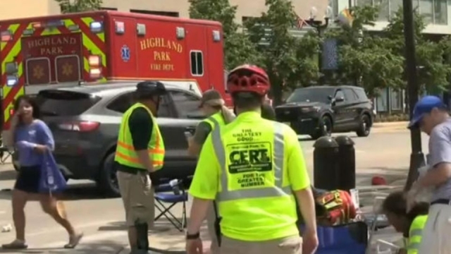 Autor del tiroteo en Highland Park, Illinois, está prófugo; hay 6 muertos