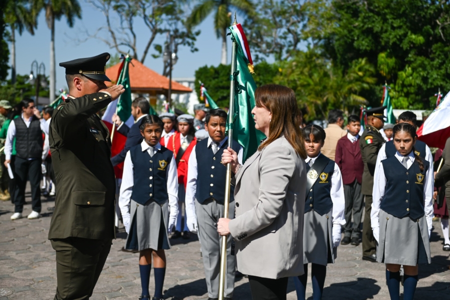Abandera Margarita González Saravia a escoltas de escuelas públicas en el marco del Día de la Bandera