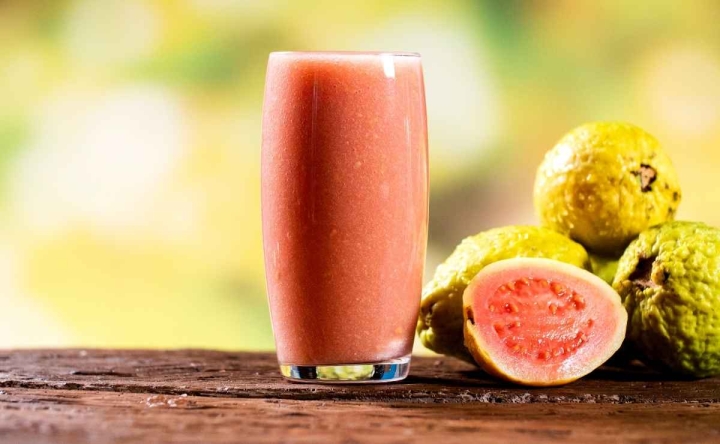 Refuerza tus defensas con este jugo de guayaba antigripal