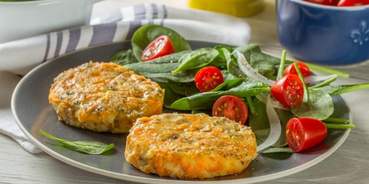 ¡No gastes tanto! Prepara esta receta económica de tortitas de pollo con verduras