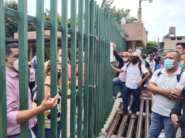Los manifestantes colocaron cadenas para impedir que la reja se abriera, para desesperación de quienes aguardaban en el interior.