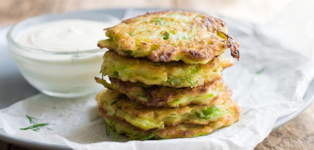 ¿Buscas una cena ligera? Prepara estas tortitas de espinaca rellenas de queso panela