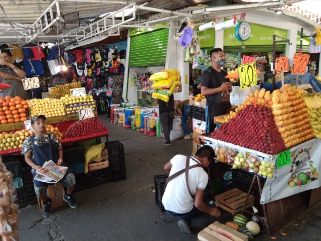 Comerciantes del ALM retan al destino; incumplen uso correcto de cubrebocas