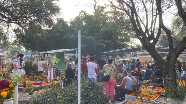 Desde temprana hora, cientos de familias comenzaron a llegar a los cementerios.