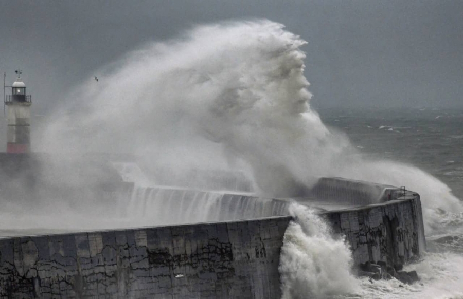 Captan foto del “rostro de Neptuno” en una ola