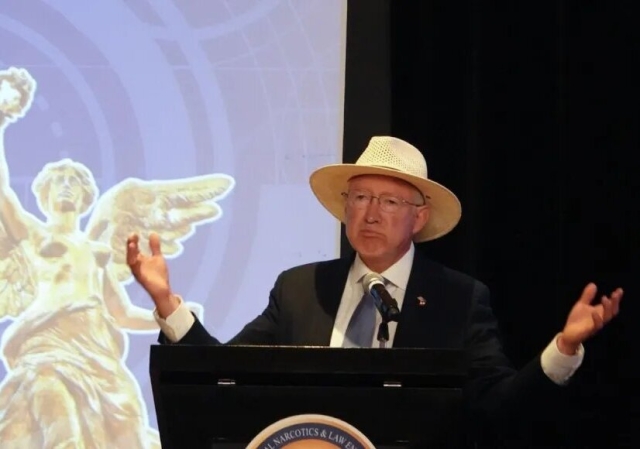 70% de las armas que llegan a México provienen de EU, acepta Ken Salazar