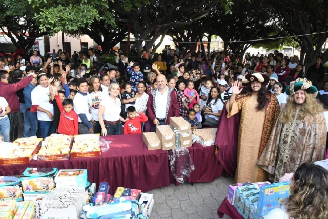 La caravana de los Reyes Magos recorre las colonias de Cuautla