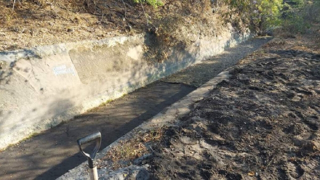 La limpieza del canal deja sin agua a los vecinos, que deben acopiar cada año para largos periodos.