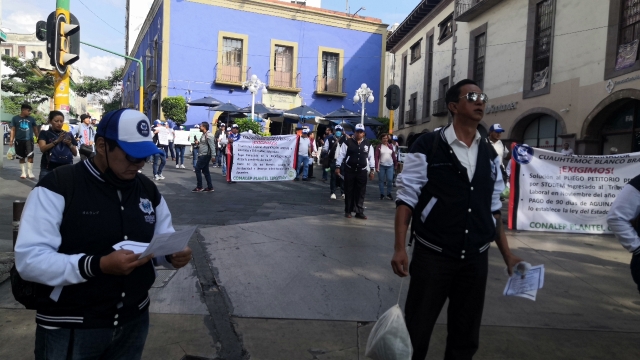 Trabajadores de los cinco planteles del Conalep Morelos marcharon en calles del Centro de Cuernavaca y bloquearon la calle de Galeana. 