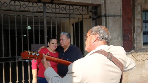 Algunas parejas aprovecharon la presencia de músicos para improvisar serenatas.