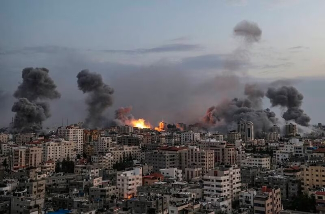 Israel ha intensificado su campaña de bombardeos aéreos contra toda la Franja de Gaza.