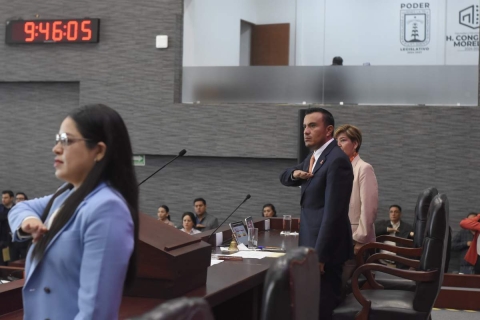 Pimentel Mej&iacute;a presidi&oacute; la sesi&oacute;n de ayer en el Congreso local por el 25 de noviembre. 