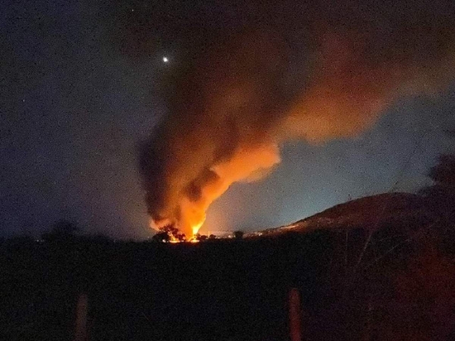 El incendio se pudo ver desde larga distancia.