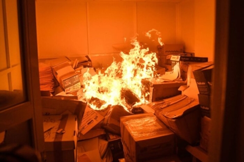 Miembros de la CNTE provocan incendio durante protesta en oficinas del SNTE