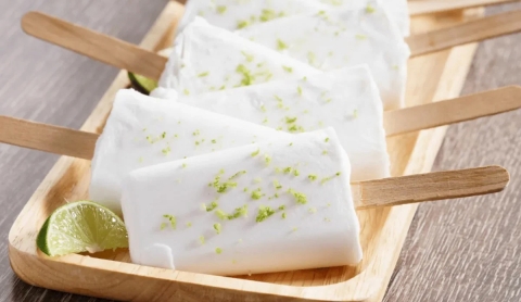 Refrescantes y fáciles: paletas heladas de leche condensada y limón