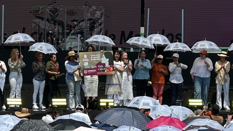 Encabeza gobernadora Margarita González Saravia entrega de tarjetas del programa &#039;Corazón de Mujer&#039;