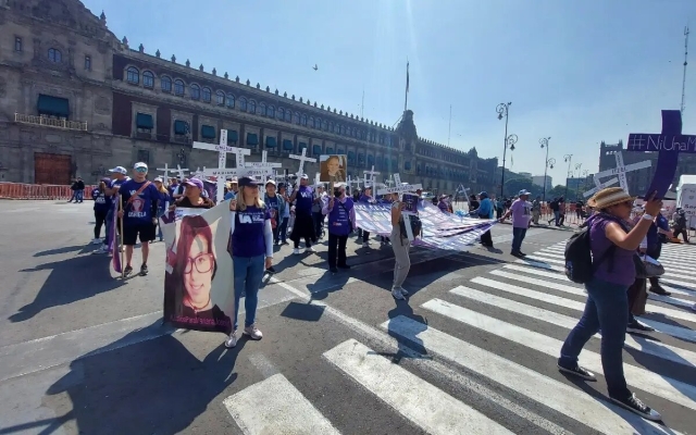 Marchan en &#039;Día de Muertas&#039; por los feminicidios en el país