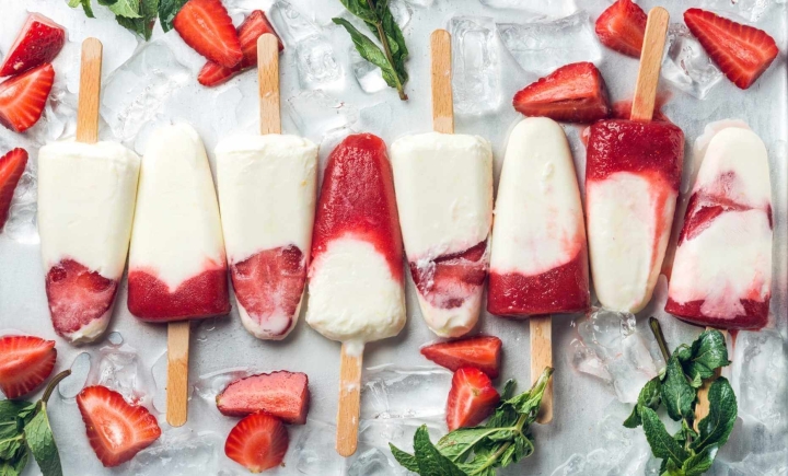 Frescas y cremosas: Prepara paletas de fresa y yogurt