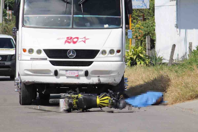 El hombre quedó junto a la motocicleta.