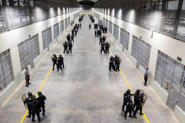 El Salvador inaugura cárcel con capacidad para 40 mil pandilleros, ‘la más grande de Latinoamérica’