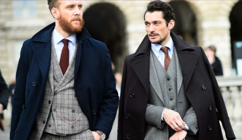 4 camisas imprescindibles para llevar con traje y no fallar en el intento