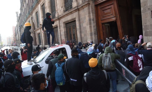 Normalistas de Ayotzinapa derriban puerta de Palacio Nacional