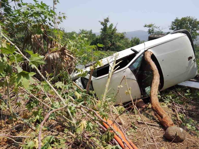 El auto terminó a orillas del camino.