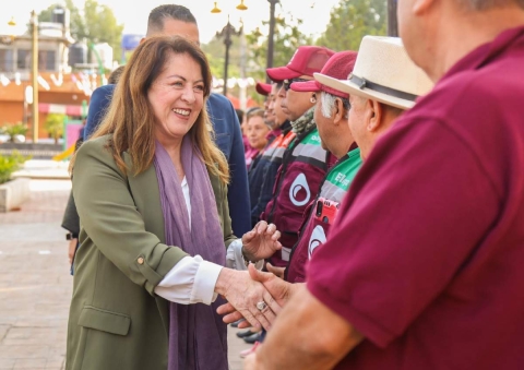 Margarita González, mandataria estatal, encabezó la ceremonia de honores a la bandera ayer en el zócalo de Ocuituco. 